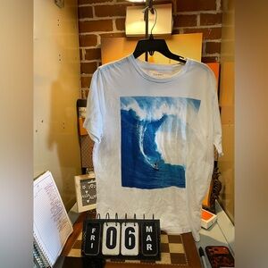 Old Navy graphic t-shirt featuring a large wave surf design